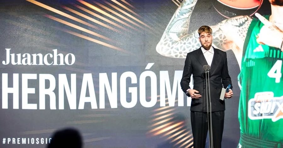Juancho Hernangómez receiving his award at the annual Gigantes awards ceremony.