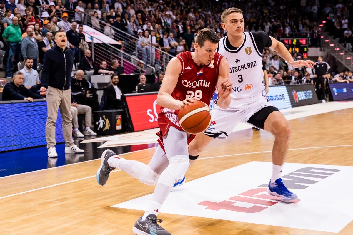 Luka Bozic driving to the hoop in a game with Croatian national team.